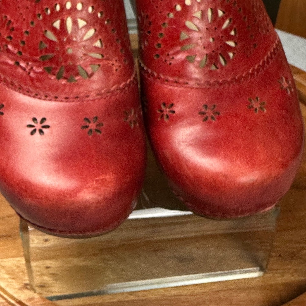 Dansko Red Leather Floral Laser Cut Perforated Clog Mules Wedge Shoes Womens 40 - Picture 10 of 12